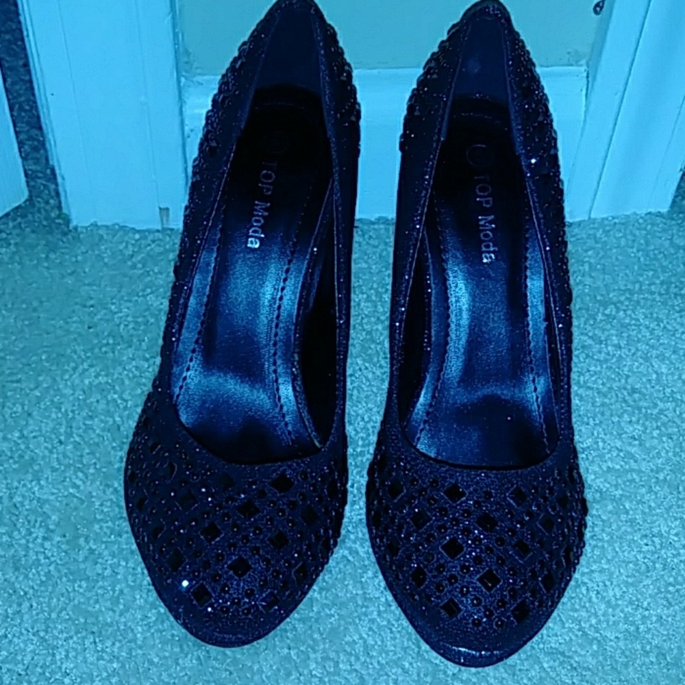 Black pumps